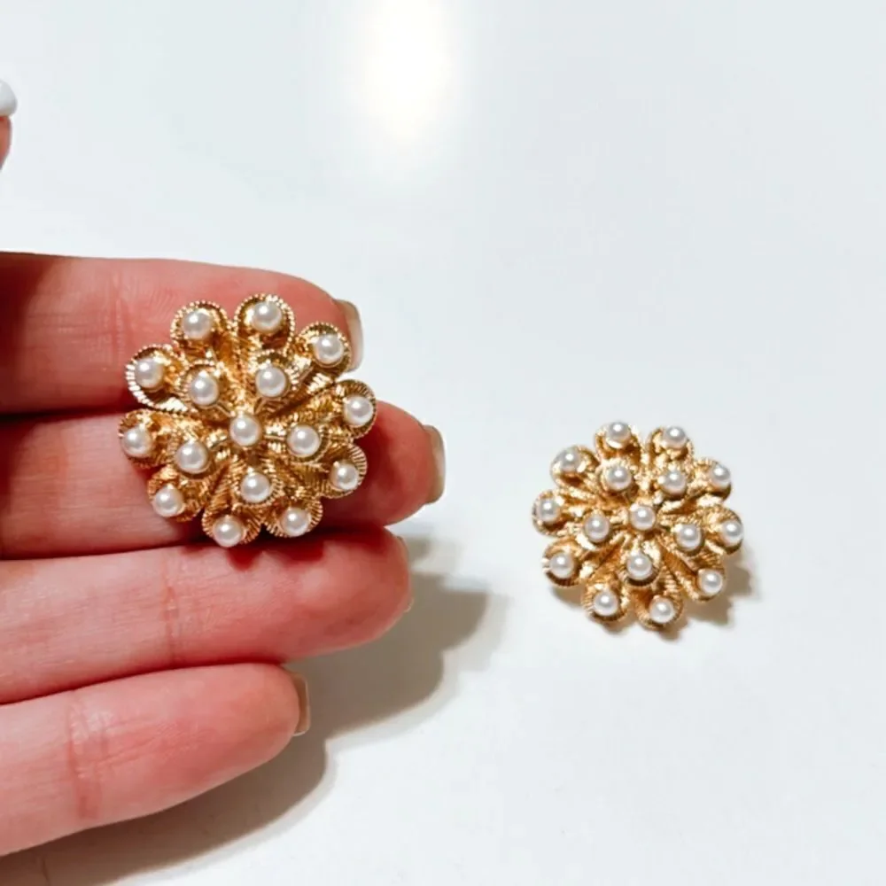 vintage pearl stud earrings H141